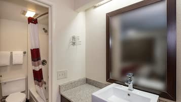Ensemble baignoire-douche, articles de toilette (gratuits)