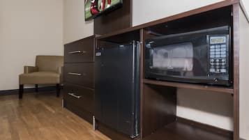 Desk, laptop workspace, blackout curtains, free cots/infant beds