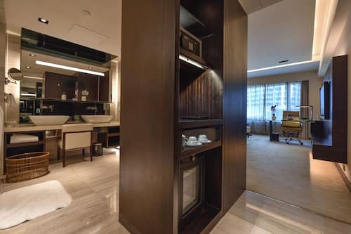 Premier Double Room (West Wing) | Premium bedding, down comforters, free minibar, in-room safe
