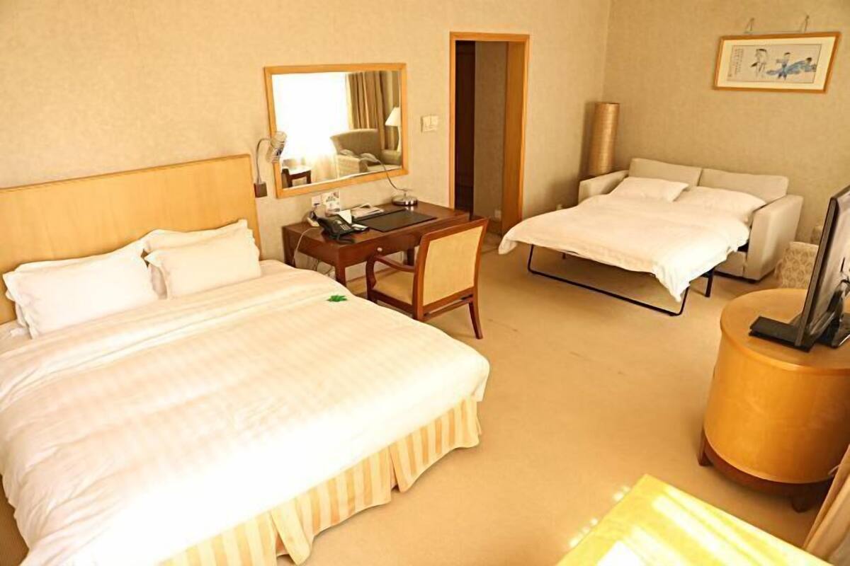 Premium bedding, down comforters, minibar (free items), in-room safe