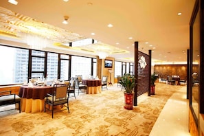 6 restaurants, breakfast served