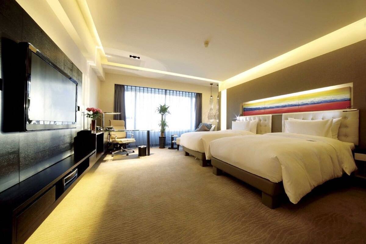 Premium bedding, down comforters, minibar (free items), in-room safe