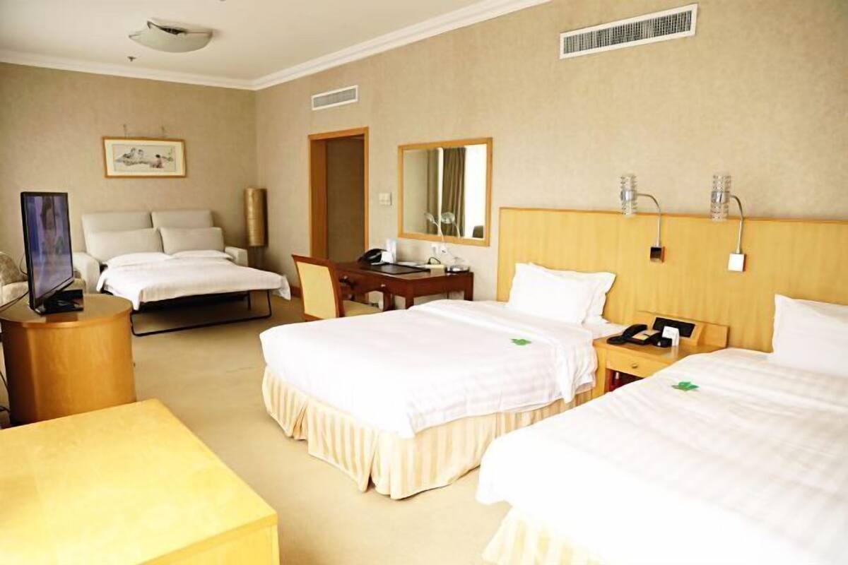 Premium bedding, down comforters, minibar (free items), in-room safe