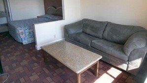 Living area - Econo Lodge Pico Rivera (Pico Rivera)