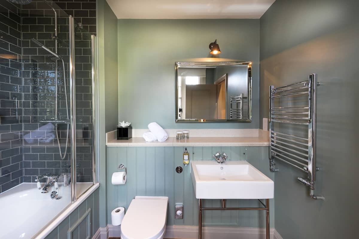 snug double room | bathroom | combined shower/bathtub, free toiletries, hair dryer, towels