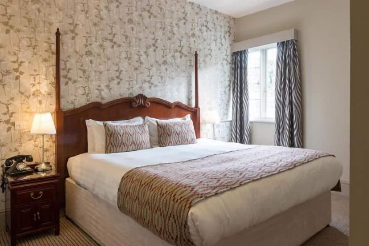 Cribs/infant beds, free WiFi, bed sheets, alarm clocks