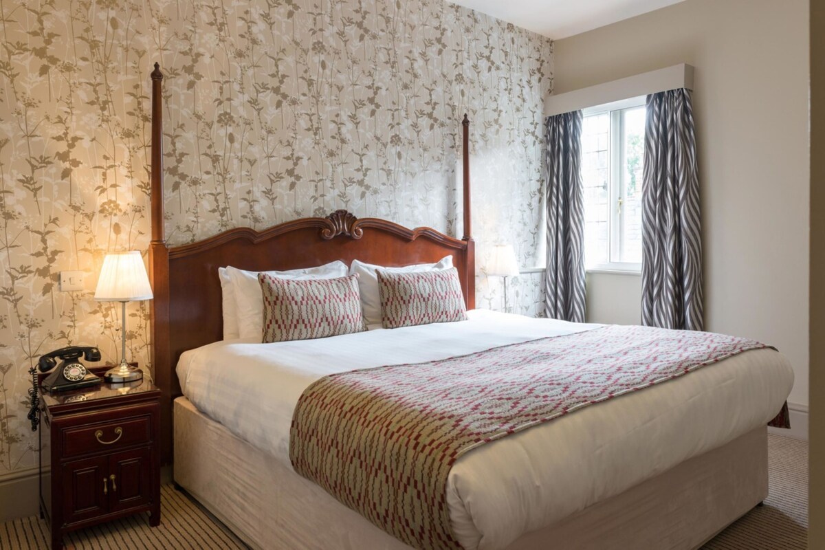 Cribs (surcharge), WiFi (free), alarm clocks, bed sheets
