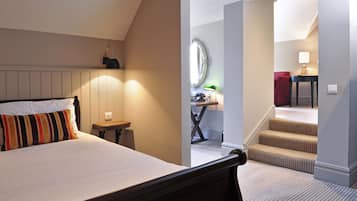 Suite, 1 King Bed (Scarlett) | Cribs/infant beds, free WiFi, bed sheets, alarm clocks