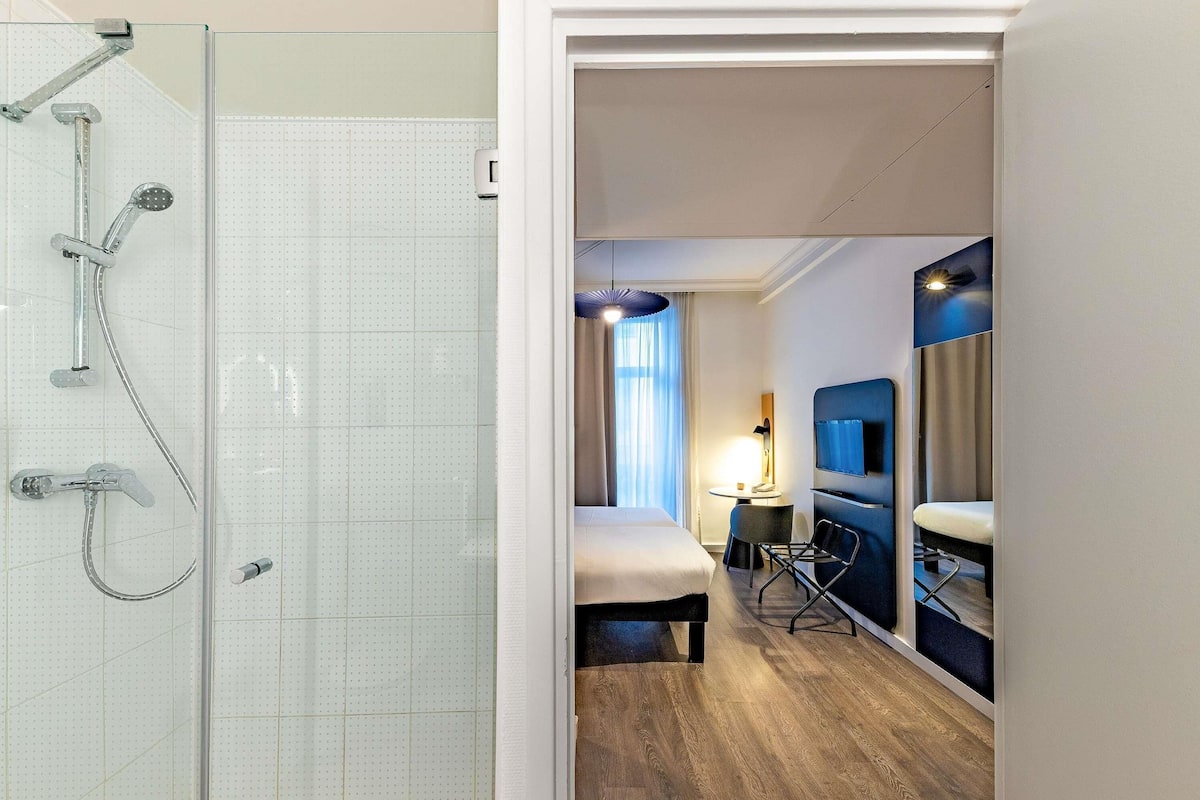 Standard Room, 1 Double Bed | Premium bedding, desk, blackout drapes, iron/ironing board