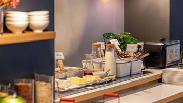 Frokostbuffé hver dag (EUR 13.50 per person)