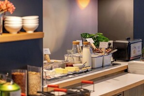 Un buffet proposant une variété de plats et d'accompagnements.