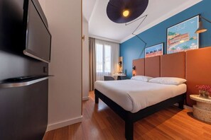 Quarto standard, 1 cama de casal | Roupas de cama premium, escrivaninha, cortinas blackout