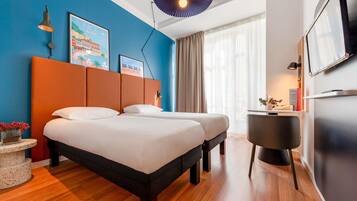 Rom – standard, 2 enkeltsenger | Sengetøy av topp kvalitet, skrivebord og blendingsgardiner