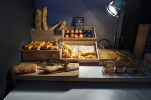 Frokostbuffé hver dag (EUR 13.50 per person)