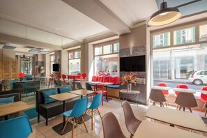 Frukostbuffé varje dag (EUR 13.50 per person)