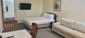 Vierpersoonskamer, 2 queensize bedden | Woonruimte | Een smart-tv