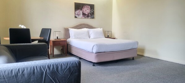 Estúdio, 1 cama Queen | 1 quarto, escrivaninha, espaço de trabalho para notebook