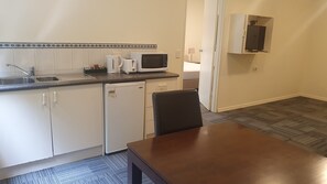 Executive Apartment, 1 Bedroom | Private kitchenette