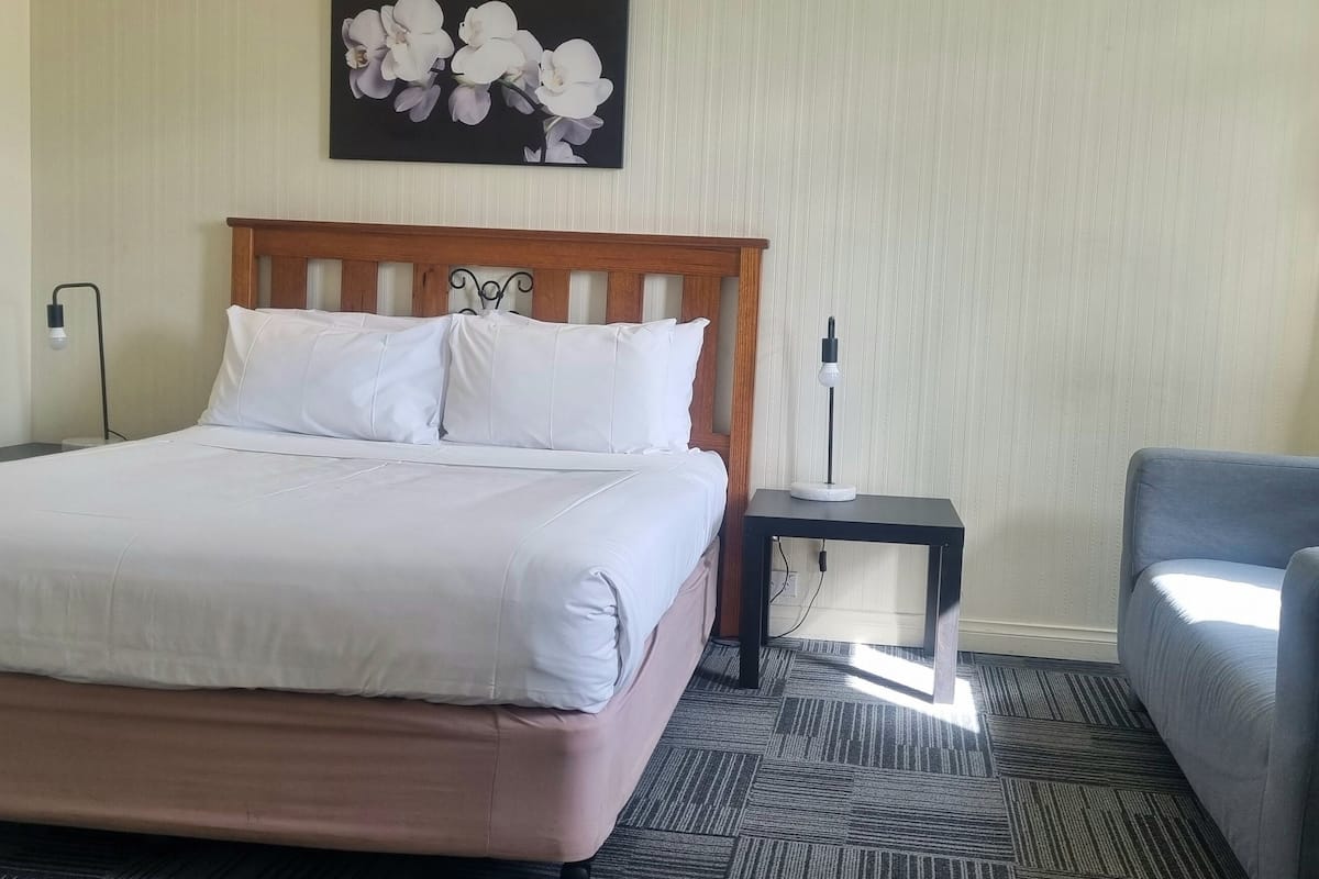 Studio Queen | 1 bedroom, desk, laptop workspace, iron/ironing board