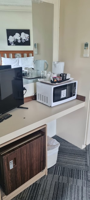 Desk, laptop workspace, iron/ironing board, free WiFi - Hotel Cavalier (Wantirna South)