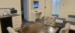 Desk, laptop workspace, iron/ironing board, free WiFi - Hotel Cavalier (Wantirna South)