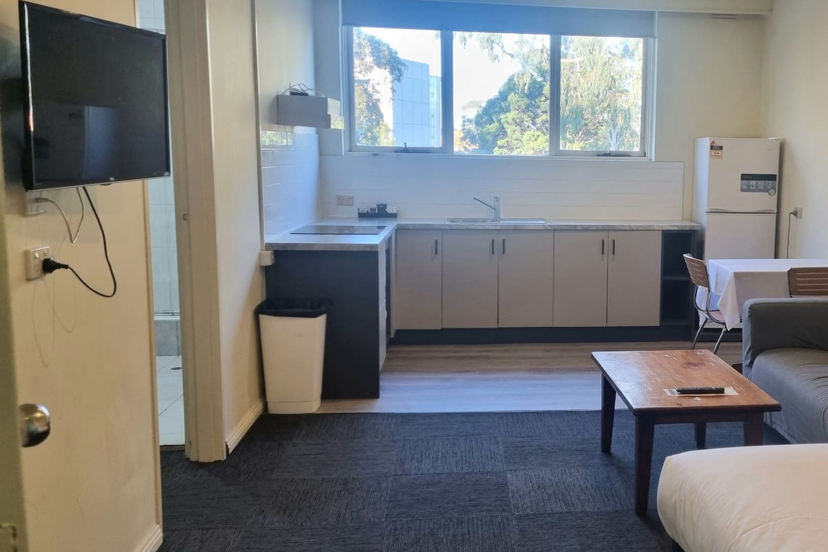 Serviced Apartment | Private kitchenette | Fridge, microwave, coffee/tea maker, electric kettle