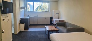 Appartement, 1 chambre | Coin cuisine privé | Réfrigérateur, micro-ondes, cafetière/bouilloire, bouilloire électrique