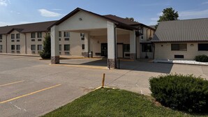 A hotel with a covered entrance, multiple rooms, and a parking lot. - Quality Inn Mount Vernon, IL (Mount Vernon)
