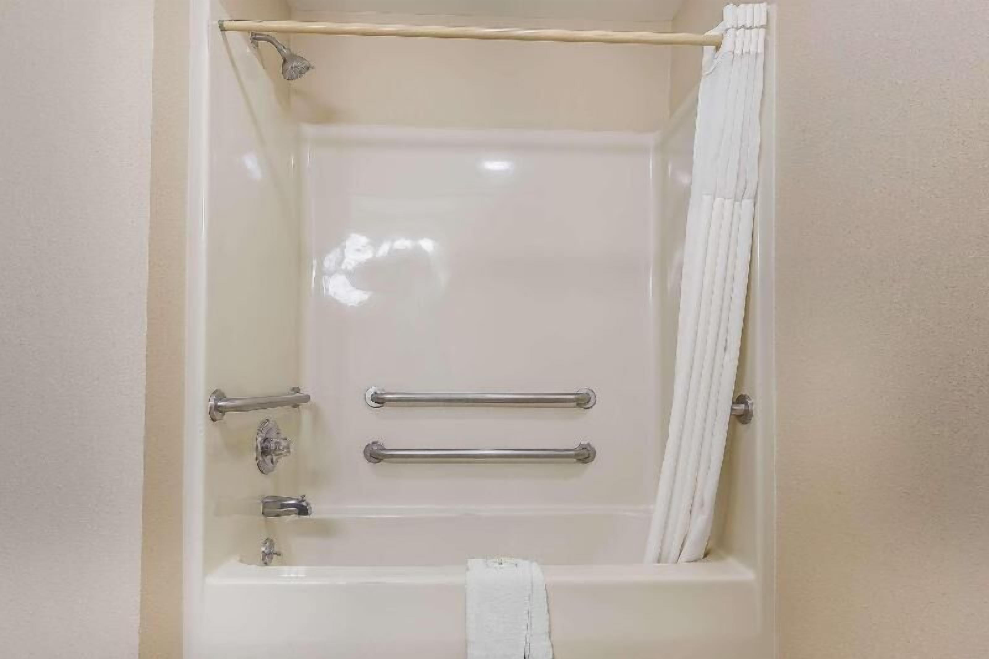 Kamar mandi | Kombinasi shower/bathtub dan perlengkapan mandi gratis