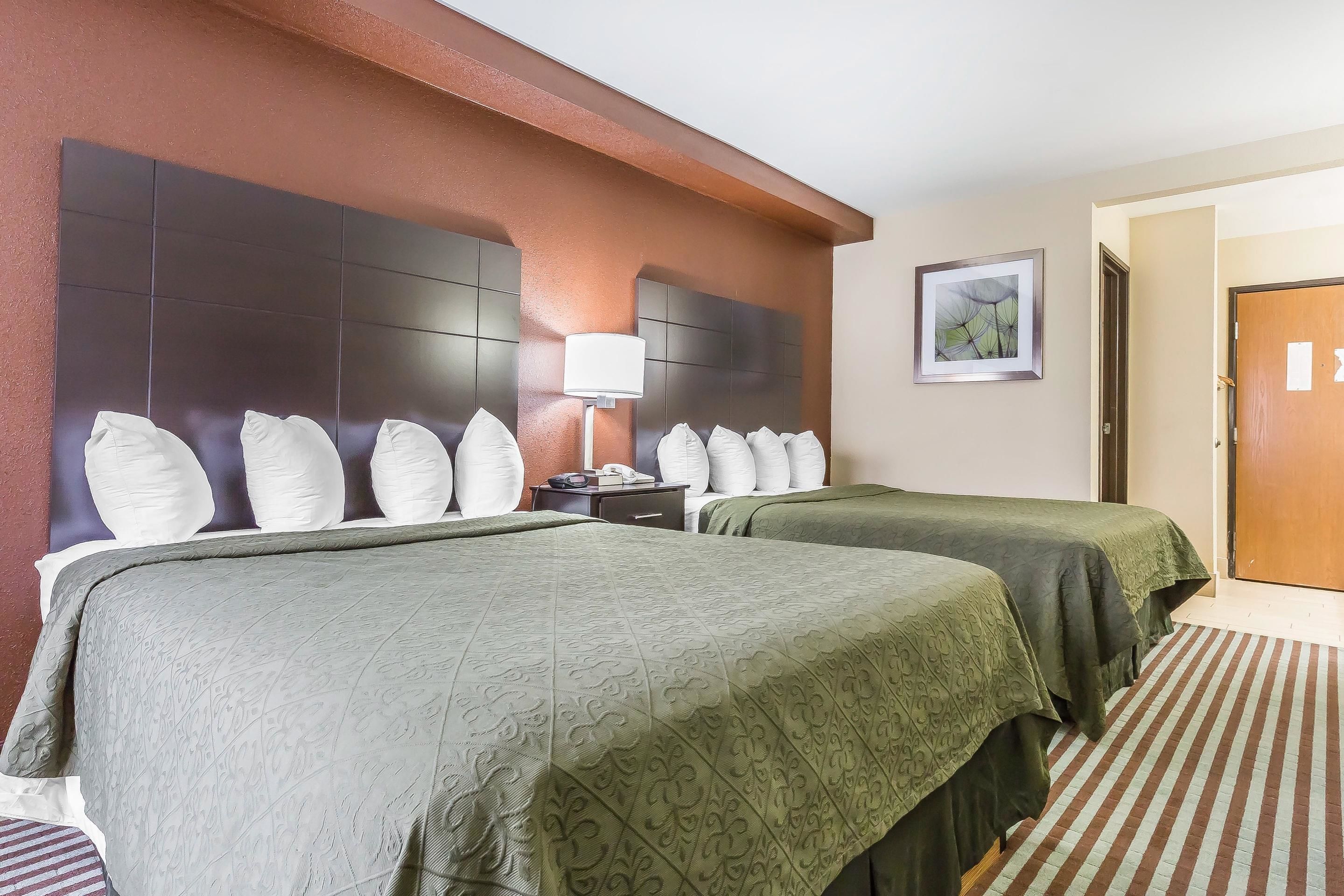 Tirai kedap cahaya dan setrika/meja setrika