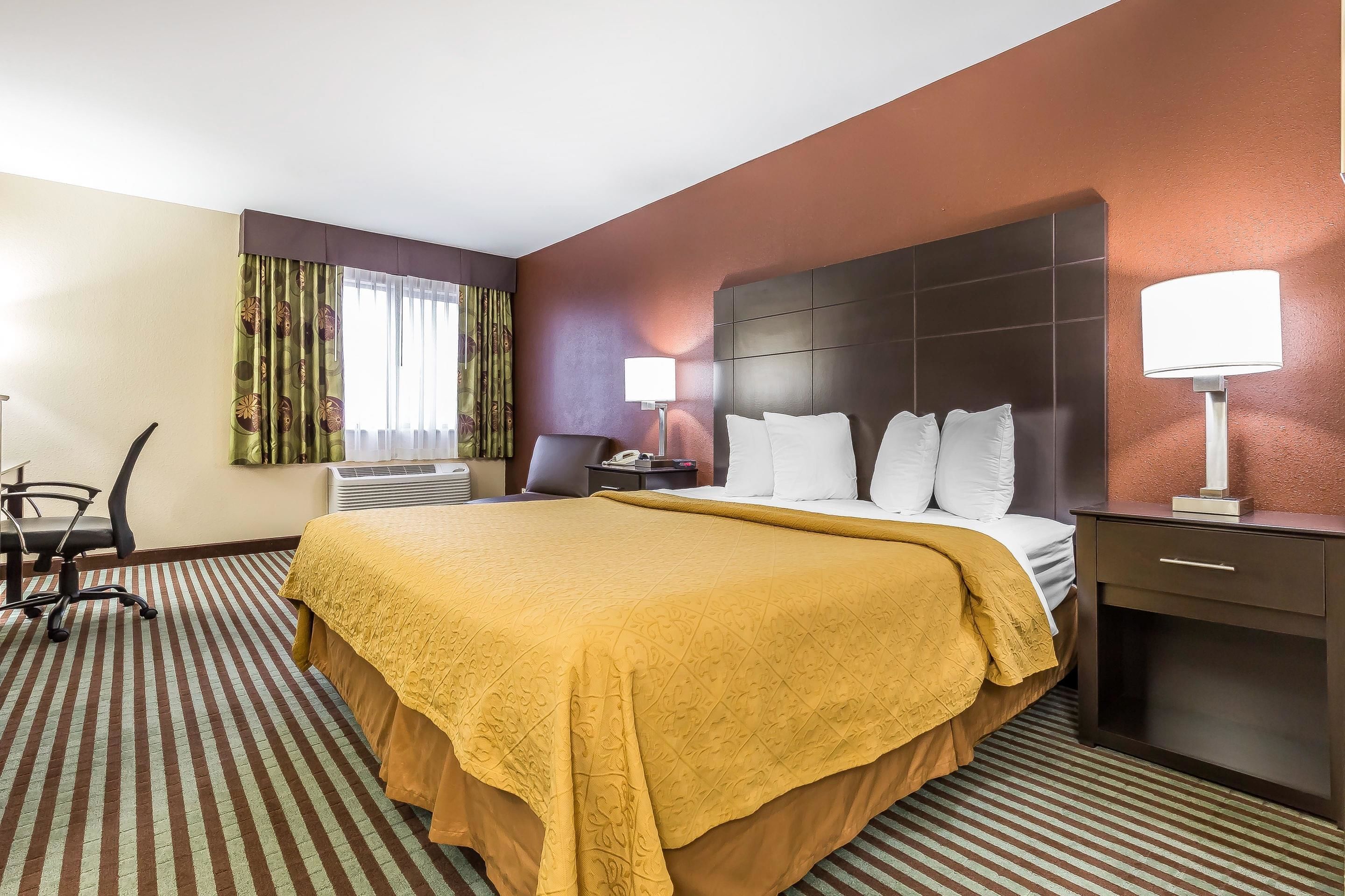 Verduisterende gordijnen, een strijkplank/strijkijzer