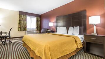 Verduisterende gordijnen, een strijkplank/strijkijzer