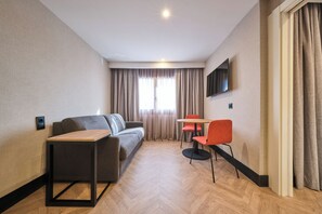 Perhehuone (Deluxe, 2 adults + 2 children) | Minibaari, tallelokero huoneessa, työpöytä, silitysrauta/-lauta