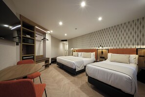 Superior Triple Room (2 adults + 1 children) | Minibar, in-room safe, desk, iron/ironing board - Catalonia Park Putxet Hotel (Barcelona)