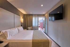 Minibar, in-room safe, desk, iron/ironing board