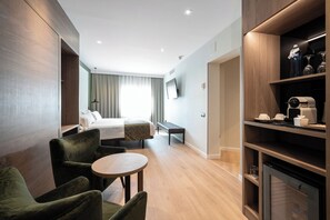 Chambre Supérieure (2 adults + 2 children) | Minibar, coffres-forts dans les chambres, bureau
