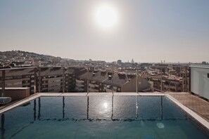 Outdoor pool, sun loungers - Catalonia Park Putxet Hotel (Barcelona)