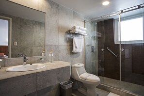 Appartement, 1 chambre | Salle de bain | Articles de toilette (gratuits), séchoir à cheveux, serviettes fournies