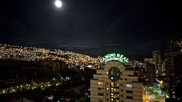 Vista frontal de la propiedad por la tarde o noche