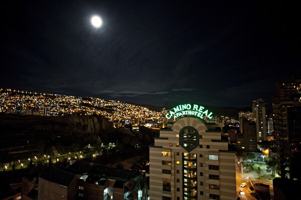 Vista frontal de la propiedad por la tarde o noche