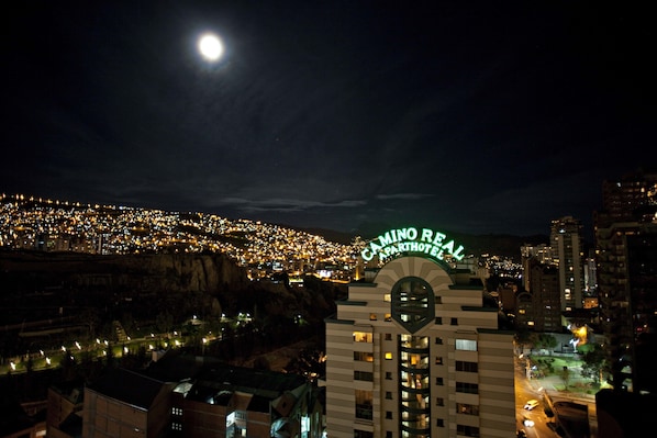 Fachada da propriedade à noite