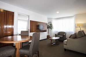 Sengetøy av topp kvalitet, dundyner, minibar og safe på rommet