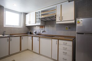 Appartement, 1 chambre | Cuisine privée | Grand réfrigérateur, micro-ondes (sur demande), cafetière/bouilloire