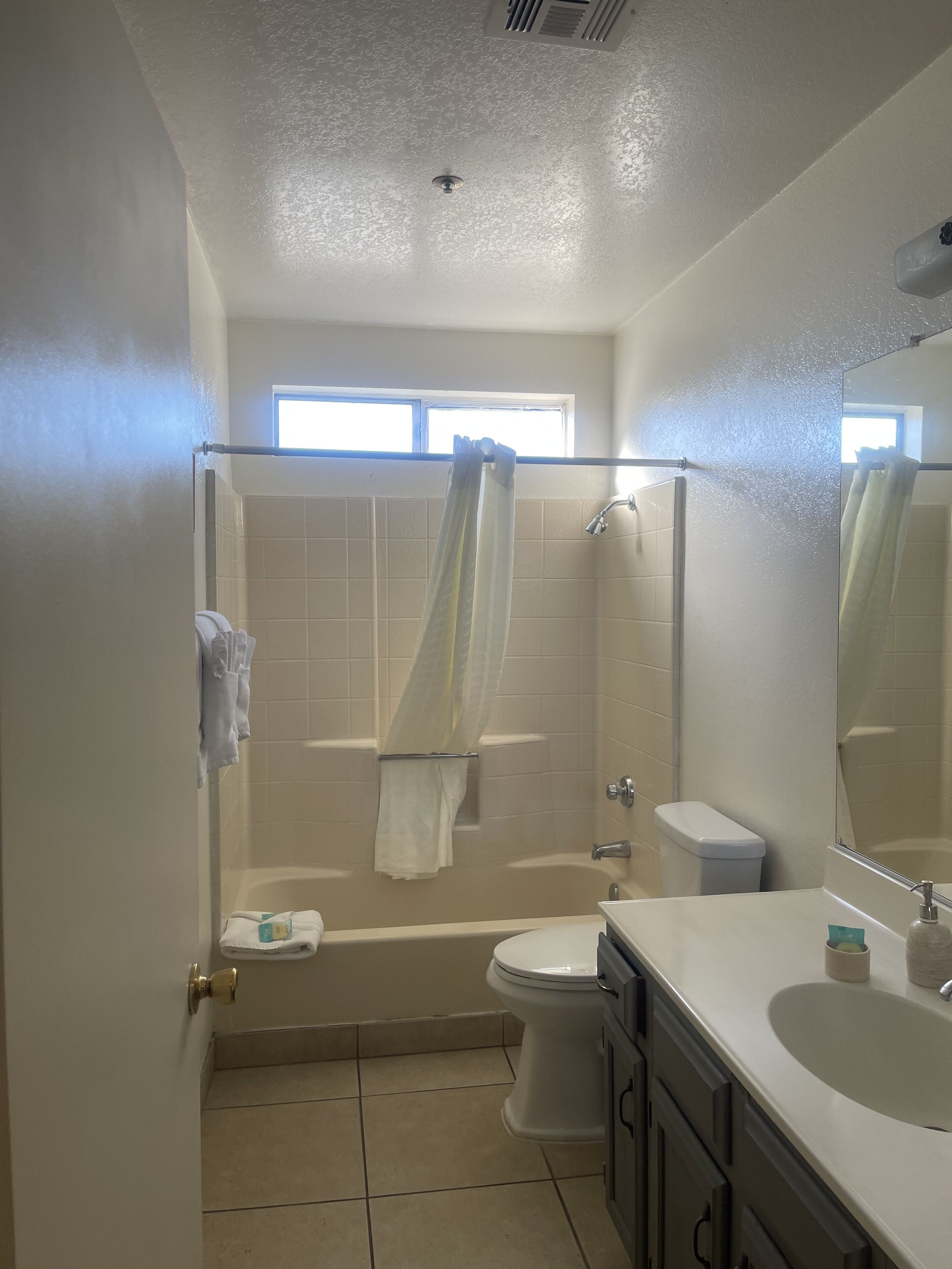 Un baño con bañera, inodoro y lavabo.