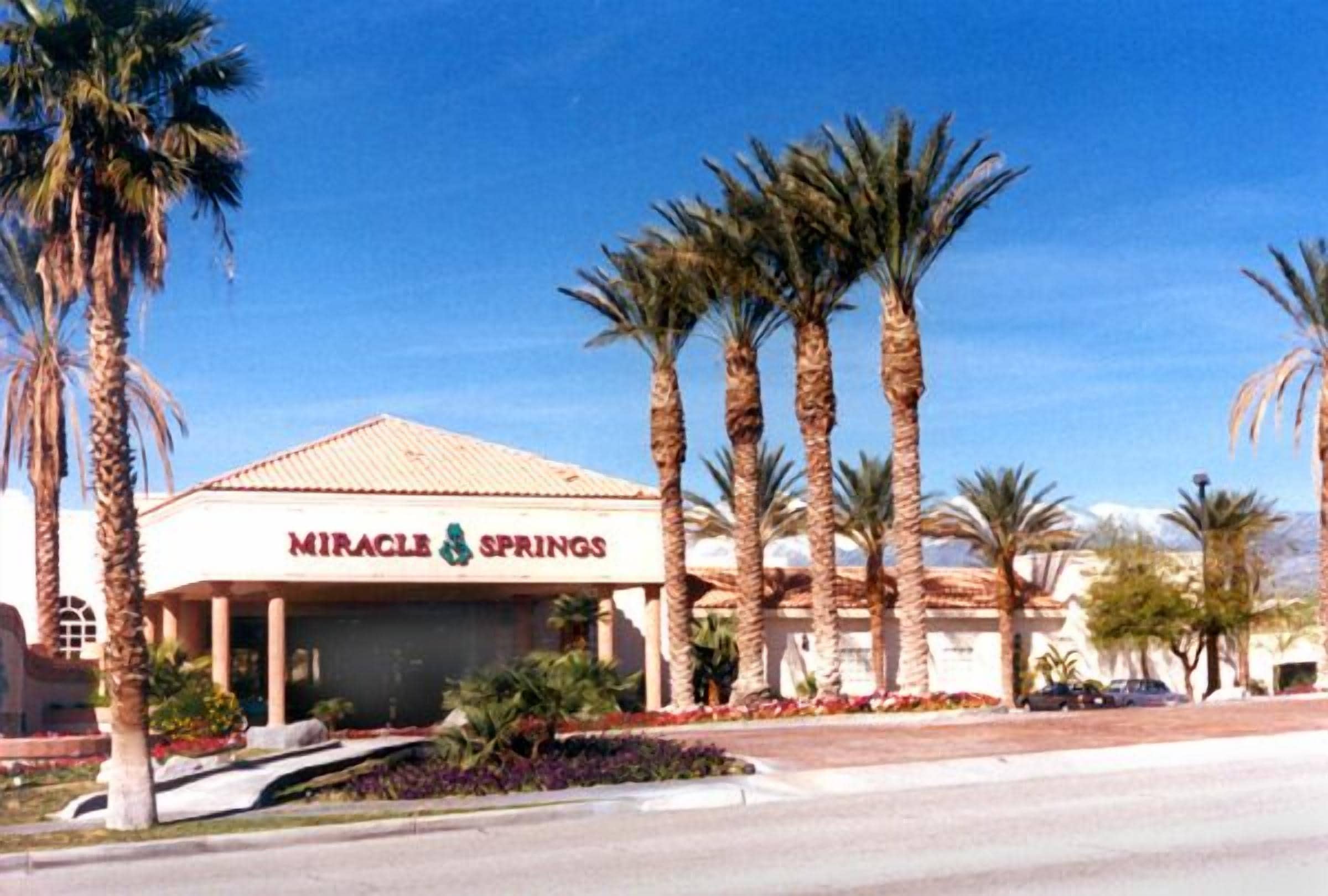 Un bâtiment sur lequel on peut lire l’inscription : « Miracle Springs ».