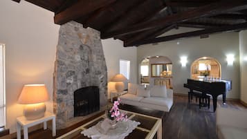 独特别墅, 多张床 (Pickford Palms Ranch A-1, 6 mi from) | 起居区 | 40-英寸纯平电视(配备有线频道)、电视、DVD 播放器