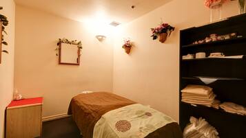 Sauna, hot tub, hot springs/mineral springs, body treatments