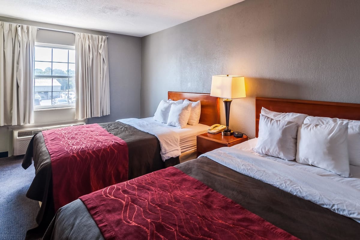 Escritorio, wifi gratis y ropa de cama
