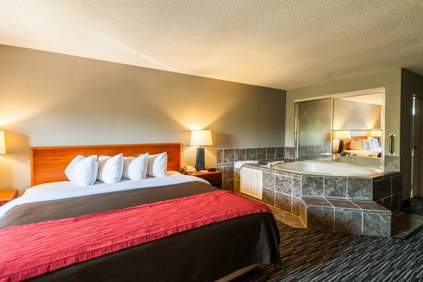 Jacuzzi King Room, 1 King Bed, Non Smoking | Desk, WiFi (free), bed sheets