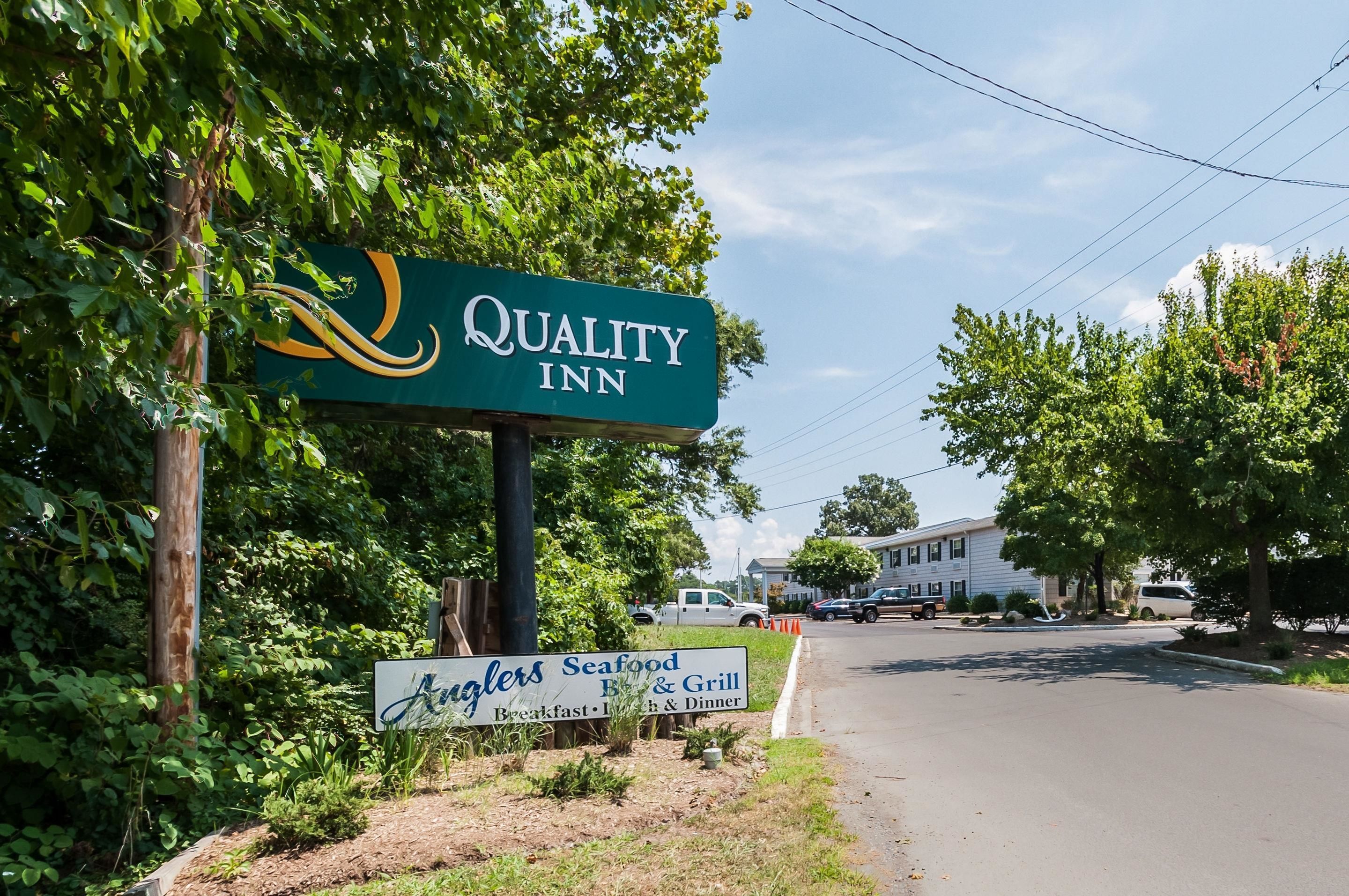 A Quality Inn sign and a Jurglers Seafood sign.